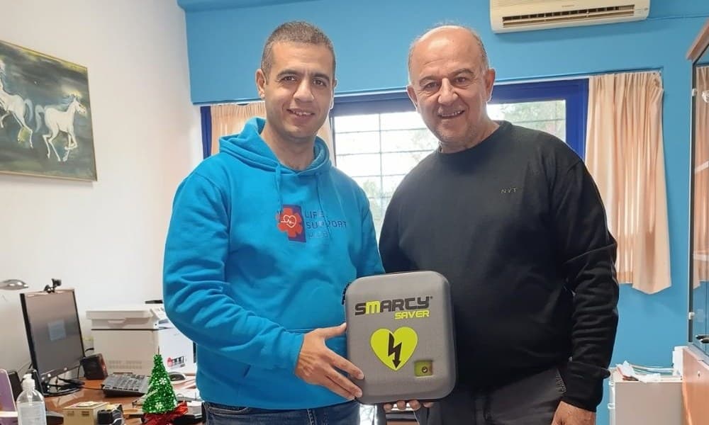 Παράδοση απινιδωτή στο γραφείο της διεύθυνσης του σχολείου.
